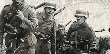 Festung Glogau 1945. Ku niemieckim liniom : W ostatnich godzinach walk o Festung Glogau około 800 niemieckich żołnierzy na czele z dowódcą twierdzy pułkownikiem Jonasem Eulenburgiem podjęło próbę przebicia się przez radziecki pierścień oblężenia i dotarcia do odległych o wiele kilometrów od miasta niemieckich pozycji.