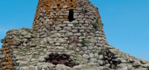 Nuragiczna Sardynia : Sardyńska kultura nuragiczna stworzyła charakterystyczną architekturę, nie spotykaną gdzie indziej, zachowując trwałość form i ciągłość rozwoju.