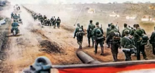 Barbarossa: Jak Hitler przegrał wojnę : 22 czerwca 1941 roku o 3.15 nad ranem rozpoczyna się największa operacja wojskowa w historii. To nie będzie starcie dobra ze złem. Kruchy sojusz dwóch totalitaryzmów, wspierających się przez pierwsze 22 miesiące drugiej wojny światowej, właśnie się załamuje.