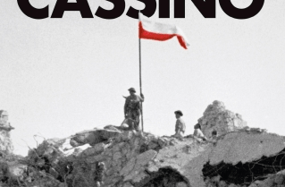 Monte Cassino było zapewne najdoskonalszą pozycją obronną w Europie. Szczególnie umocniony przez Niemców rejon był częścią linii Gustawa blokującej aliantom drogę do Rzymu na początku 1944 roku. Z powodu skalistego, usianego urwiskami terenu działania bojowe prowadziła tam głównie piechota wspierana ostrzałami artyleryjskimi.