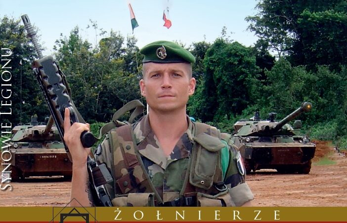 Synowie Legionu : Dawno w wydawnictwie nie czytaliśmy takiej książki. Jest w niej wszystko, co powinno być w żołnierskiej opowieści: pot na poligonie, wojskowy żargon, specyficzny koszarowy humor, zdarzenia, które na ekranie filmowym uznalibyśmy za niemożliwe, potoczysty język, dzięki któremu czyta się tę historię z zapartym tchem.