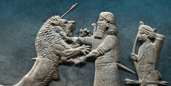 Asyria. Powstanie i upadek pierwszego imperium w historii świata : Imperium Asyrii u szczytu swej potęgi rozciągało się od Morza Śródziemnego do Zatoki Perskiej. Asyryjskie podboje są dobrze znane m.in. z Biblii i dzieł greckich historyków, lecz blisko dwieście lat badań archeologicznych pozwala nam spojrzeć na Asyrię szerzej.