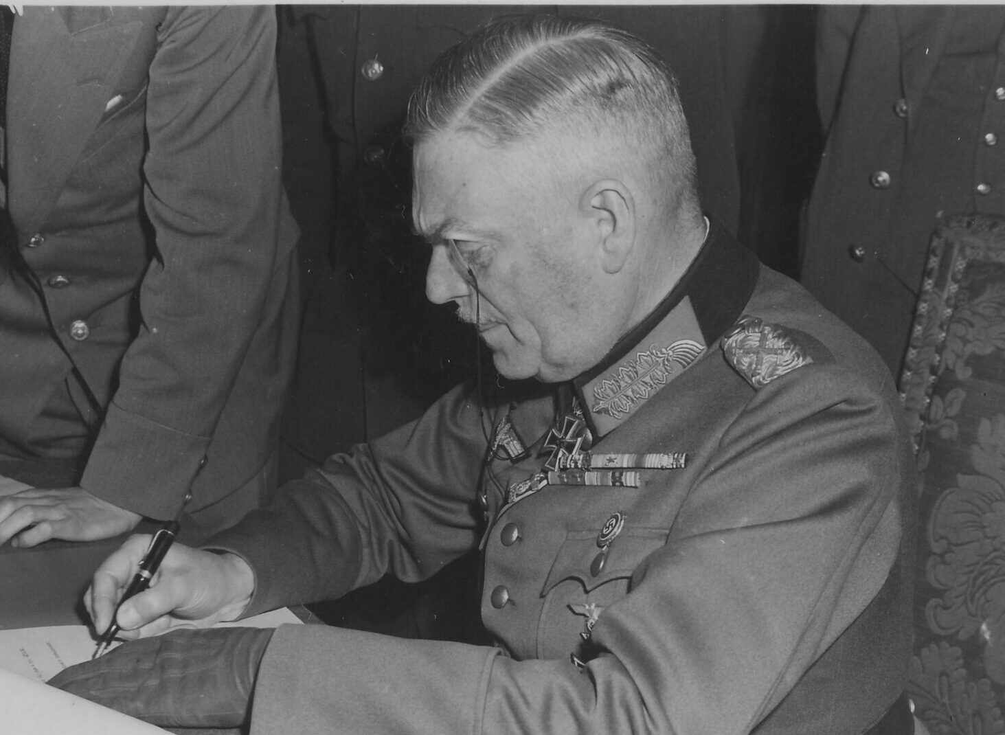 Kapitulacja Niemiec : Za bezcelowe uważam opisywanie powszechnie znanych szczegółów, skupię się na żartobliwej stronie tego wydarzenia.