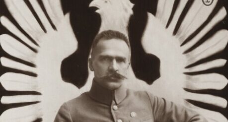 Józef Piłsudski. Rzecz o nieprzeciętności : Pomniki stawiano mu już za życia – ku oburzeniu jednych, przy aprobacie innych.