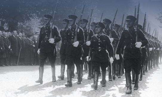 Formacje policyjne w Polsce na przestrzeni ponad stu lat. Ewolucja organizacyjna, zakres uprawnień, praktyczne aspekty aktywności, Tom 1 : Historia formacji porządku publicznego w Polsce to obszar intensywnie eksplorowany przez historyków, prawników, politologów i socjologów, w dalszym ciągu szereg kwestii pozostało jednak niezgłębionych.