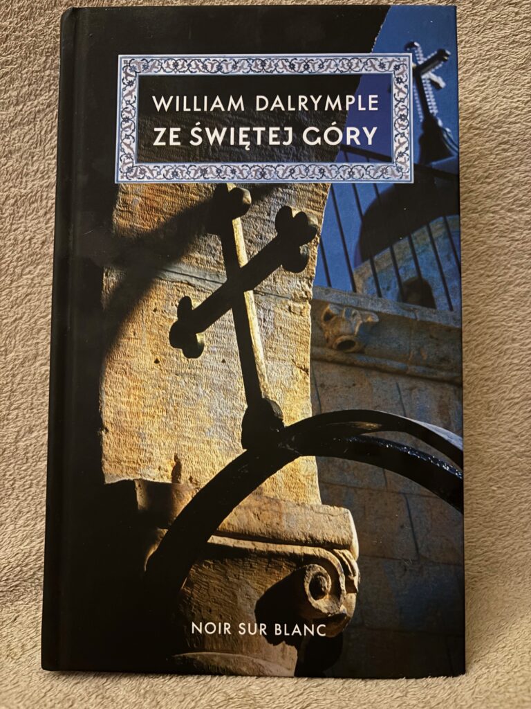 Ze świętej góry : zabiera nas w podróż w czasie i przestrzeni, śladami dwóch bizantyjskich mnichów, z których jeden później został świętym, podróżujących od Konstantynopola aż do niewielkiego klasztoru położonego w Górnym Egipcie.