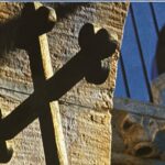 Ze świętej góry : zabiera nas w podróż w czasie i przestrzeni, śladami dwóch bizantyjskich mnichów, z których jeden później został świętym, podróżujących od Konstantynopola aż do niewielkiego klasztoru położonego w Górnym Egipcie.