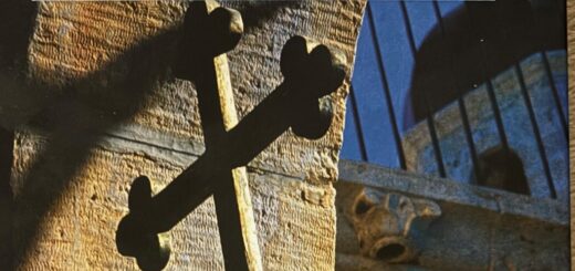 Ze świętej góry : zabiera nas w podróż w czasie i przestrzeni, śladami dwóch bizantyjskich mnichów, z których jeden później został świętym, podróżujących od Konstantynopola aż do niewielkiego klasztoru położonego w Górnym Egipcie.