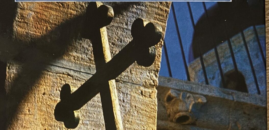 Ze świętej góry : zabiera nas w podróż w czasie i przestrzeni, śladami dwóch bizantyjskich mnichów, z których jeden później został świętym, podróżujących od Konstantynopola aż do niewielkiego klasztoru położonego w Górnym Egipcie.