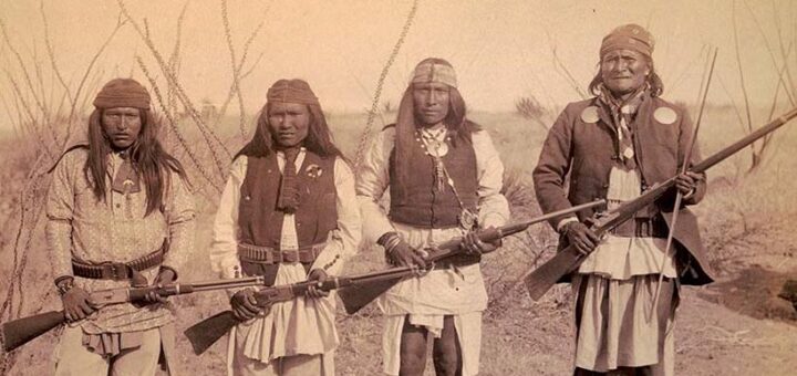 Kampania apacka w Sierra Madre : tematyka indiańska interesuje wielu ludzi.Znam takich, którzy się martwią czy Europejczycy nie podzielą losu indian, ale to zupełnie inna historia. Ja, z Indianami pierwszy raz zetknąłem się w książce Szklarskich, trylogii, pt. Złoto Gór Czarnych i w filmie Wielki mały człowiek z Dustinem Hoffmanem.