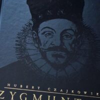 Komiks Zygmunt III. Walka o Bałtyk : jak zrozumiałem jest dopiero pierwszym tomem historii panowania Zygmunta III Wazy. W pełni szanuje ten zabieg, panowanie było długie, droga do niego nie była łatwa, więc jest co opowiadać. Zygmunt III jaki był, to każdy wie, gdy widział jakiegoś jezuitę to