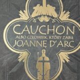 Recenzja Komiks Cauchon czyli człowiek, który zabił Joannę D'Arc : Historia w nim opowiedziana jest interesująca i ukazuje losy Joanny z zupełnie nieoczywistej perspektywy. Czytając, zwróciłem uwagę na sporą ilość ciekawych kadrów, i na to, że ich zamysł jest dobrze zrealizowany.